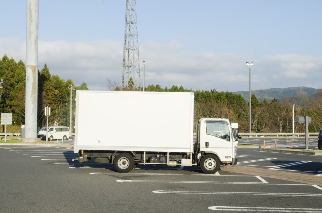 トラック中古と新車の維持費はどのくらいか比較