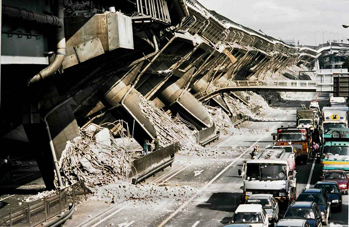 トラック運転中に地震発生 高速道路走行中などに地震に襲われた際の対処法とは 中古トラック販売 トラック流通センター