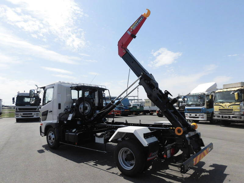 荷台の積み下ろしができる特殊ダンプカー「アームロール車」とは？