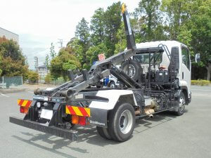荷台を自在に変更！アームロール車の運転操作に必要な免許や資格、活用フィールドは？
