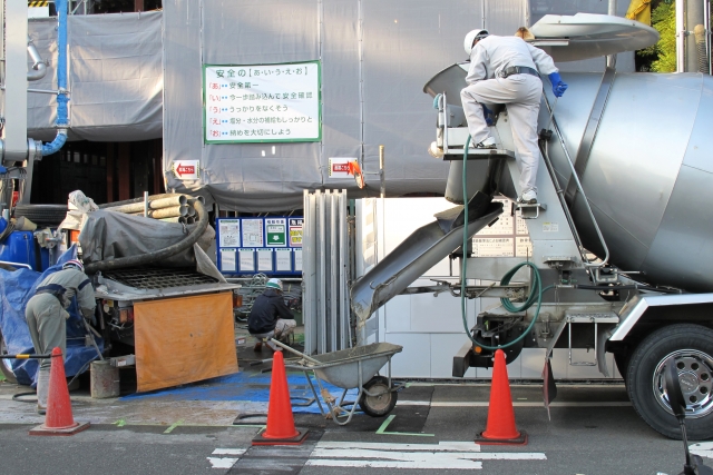 生コン運送に欠かせないミキサー車 特徴や積載量 運転に必要な資格や免許とは