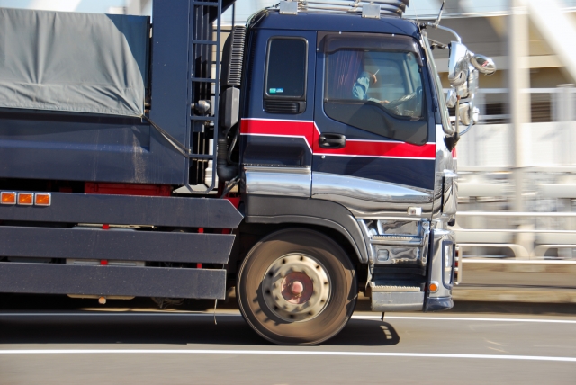 トラックに搭載される排気ブレーキのメカニズムとは？