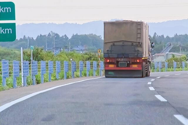 トラックから白煙が出る主な原因と対処法や簡単に行える予防策とは