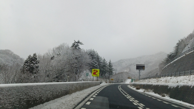 トラックの雪道走行の難易度を高める路面コンディション
