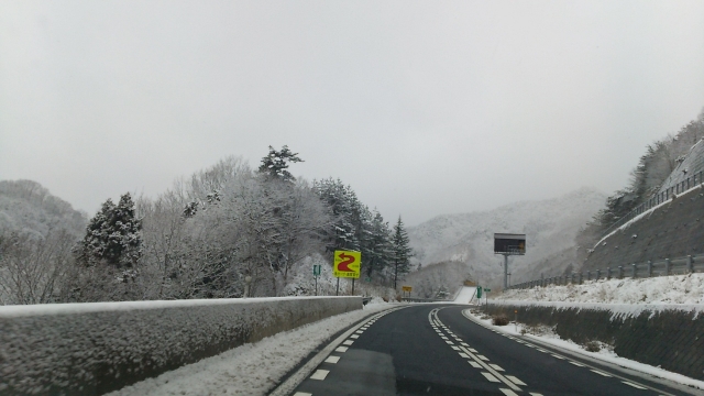 トラックの雪道走行の難易度を高める路面コンディション