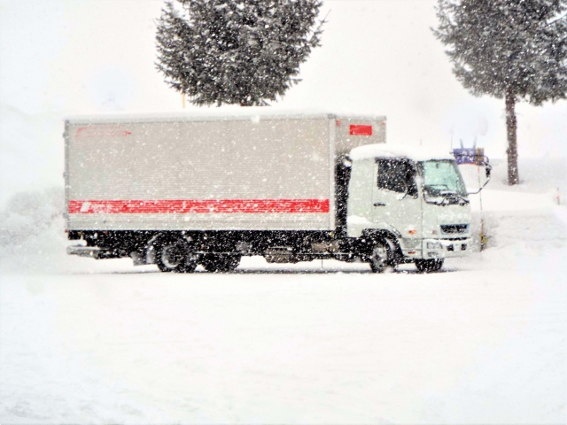 雪道走行時のトラックに降りかかる危険性とは？