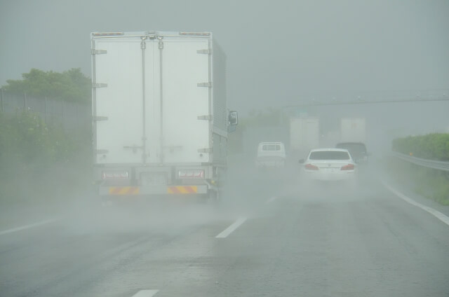 緊急時はどうするべき トラック運転中に遭遇する地震や水害 竜巻など対応方法とは 中古トラック販売 トラック流通センター 緊急時はどうするべき トラック運転中に遭遇する地震や水害 竜巻など対応方法とは 中古トラック販売 トラック流通センター