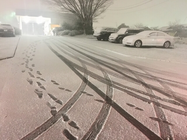 雪道 砂地 ぬかるみでトラックが立ち往生 スタック時の効果的な脱出方法