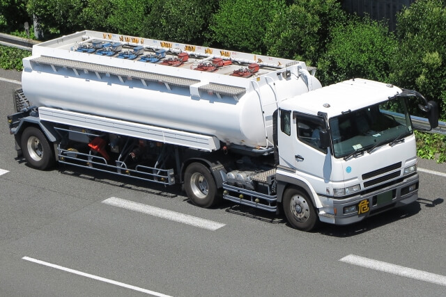 牽引車両トラクターと被牽引車両トレーラーで構成される牽引貨物車両