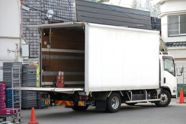 積み荷の積載量・輸送距離で最適なトラックの車両区分やボディタイプは異なる