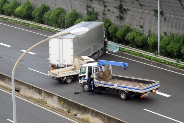 タイヤがパンクしたトラックで走行するのは非常に危険！