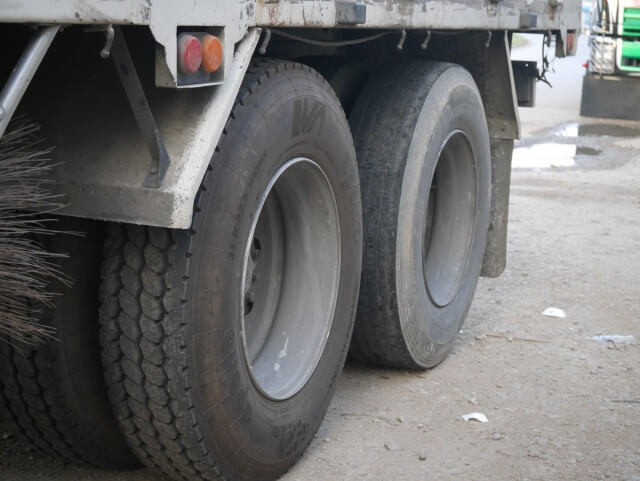 車両全重量を支え路面からの突き上げなどの衝撃吸収を行うサスペンション