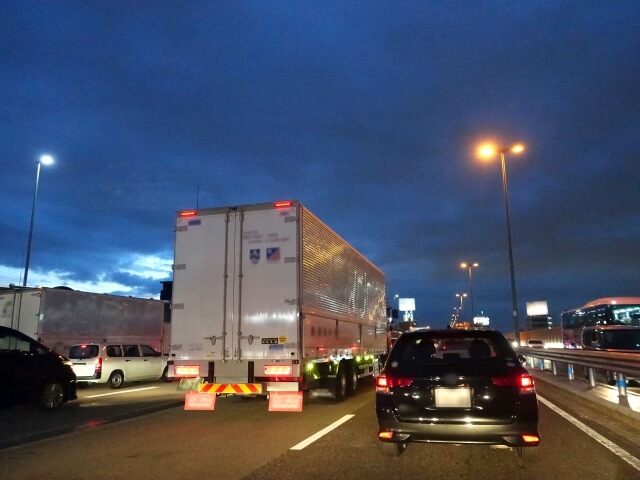 トラックドライバーを悩ませる激しい睡魔!運転中の眠気を飛ばす居眠り防止策とは?