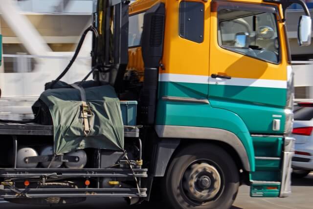 ドライバーは要注意！車両サイズの大きなトラックは小回りが利き難い！