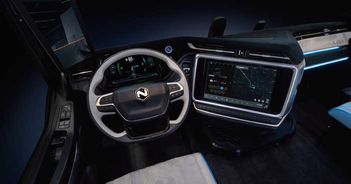 Nikola TREのコックピット。左右側面の外部カメラはコックピット内部の縦長のモニターに死界のない映像を常時提供する。このキャブデザインは、Aポストとドライバー視点の相対位置関係で、視界は良好と見える。これも予約受付中...ザ・トラック
