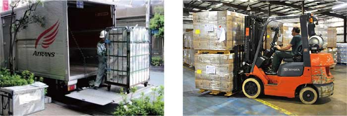 テールゲートによるロールボックスの荷役（左）フォークリフトによるパレットの荷役（右）...ザ・トラック