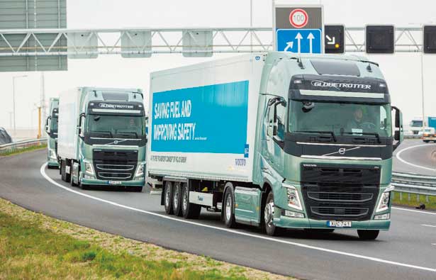 VOLVOの隊列は3台構成。本拠地瑞イエテボリから1300km走行してゴールした。フランスのトラック名門Renoult Trucksと米Mackという歴史有るブランドを傘下に持つボルボは、二重投資を避けて今回のラリーにはRenault車は参加させなかった。同車のユーザーは微妙な受け取り方であったかも知れない。...ザ・トラック