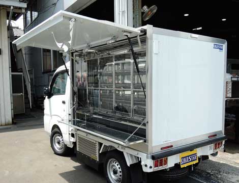 同社オリジナル架装の軽四輪をベースにしたパン・乳製品向け移動販売車。細かなユーザーニーズが随所に取り入れられている...ザ・トラック