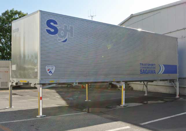 シャシから分離され自立した荷箱。回収時にはこの荷箱の下にシャシを入れ、荷箱の積載作業を行う。...ザ・トラック