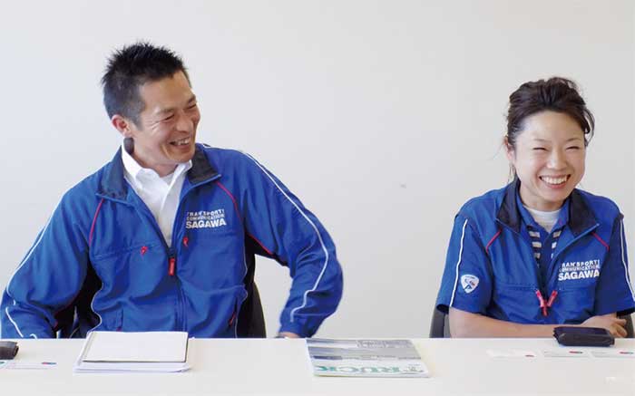 上司の神村浩之営業課課長さんと。職場の風通しの良さ、コミュニケーションの円滑さが窺える。...ザ・トラック