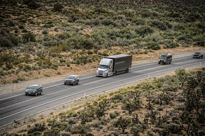 アメリカ・インターステイツ自動車専用道路を走るフレイトライナー車（出所：ダイムラー）...ザ・トラック