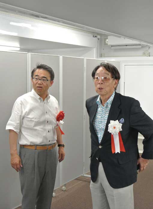 空調の利いた広いお祈りスペースにビックリの大村愛知県知事（左）と小幡名誉顧問（右）...ザ・トラック