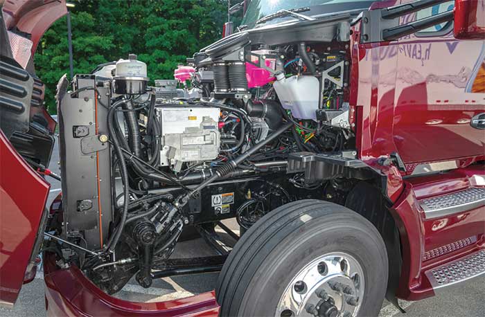「MIRAI」のFCスタック2基を搭載したFC大型商用トラックの心臓部。2号車は、FCユニットの配置を工夫するなどの改造が行われている...ザ・トラック