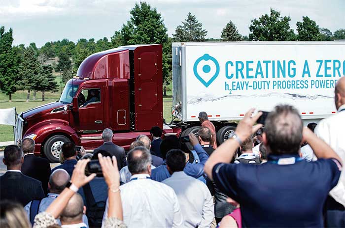 米国研究機関“Centerfor Automotive Research”主催のイベントで公開されたFC大型商用トラック改良型。イベントには多くの関係者が集まった...ザ・トラック