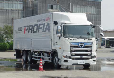 試乗車は3軸車と4軸低床車が用意された。...ザ・トラック