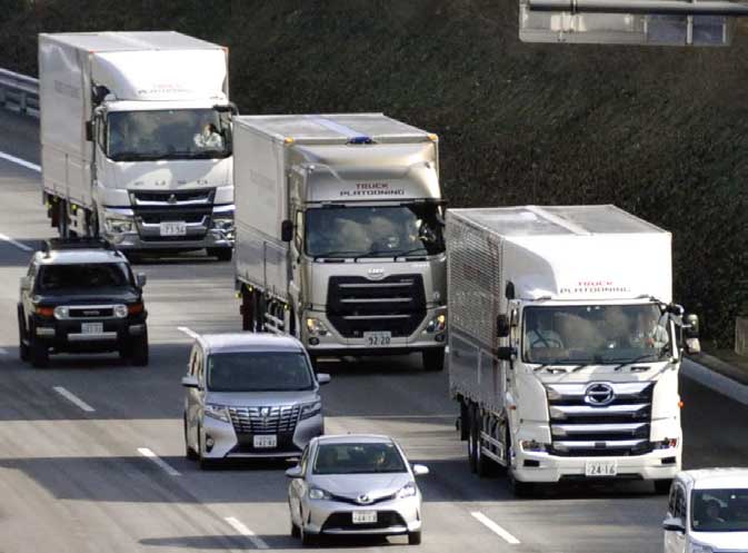 異なるメーカーによる高速道路のトラック後続有人隊列走行実験...ザ・トラック