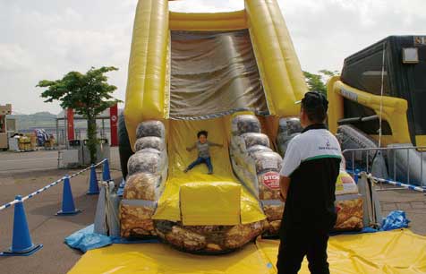 会場には空気で膨らませた巨大な滑り台などで遊ぶ子供の歓声が！...ザ・トラック