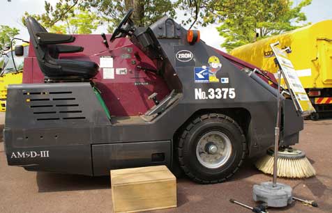 路面清掃吸引車。こうした小型機出なければならない現場がある...ザ・トラック