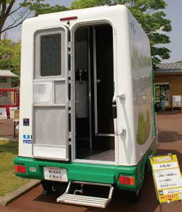 トイレットカー。大・小区画を備えた屋外作業現場に欠かせない1台...ザ・トラック