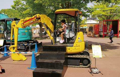 こういうときでしか運転席にはすわれませんね。将来は女性オペレータ！...ザ・トラック