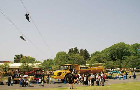 広場にも大型作業車。頭上には常設の“空中散歩”施設「メガジップラインつばさも」を楽しむ人も後を絶たなかった...ザ・トラック