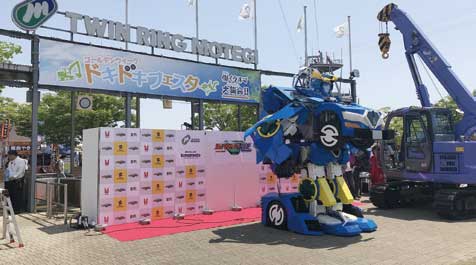 こちらが「人型変身ロボット」。立っているように見える・・...ザ・トラック