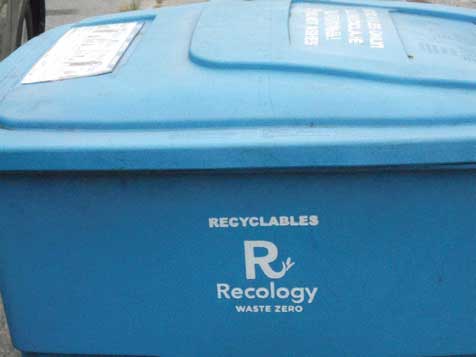 大きなＲ文字をあしらったリサイクル運動〝Recology〟の表記がある...ザ・トラック