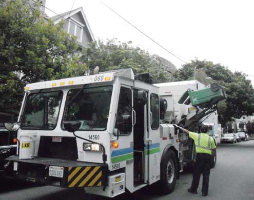 サイドローダーは左右対称構造。この道路は相互通行で左側に余裕があり、左側の家屋からは左側ローダーも利用...ザ・トラック