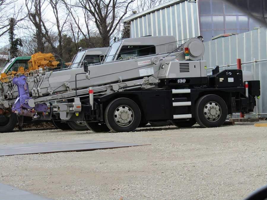 トラッククレーン ユニック車 とラフタークレーンの違いは サイズ 特徴 必要な免許などを紹介