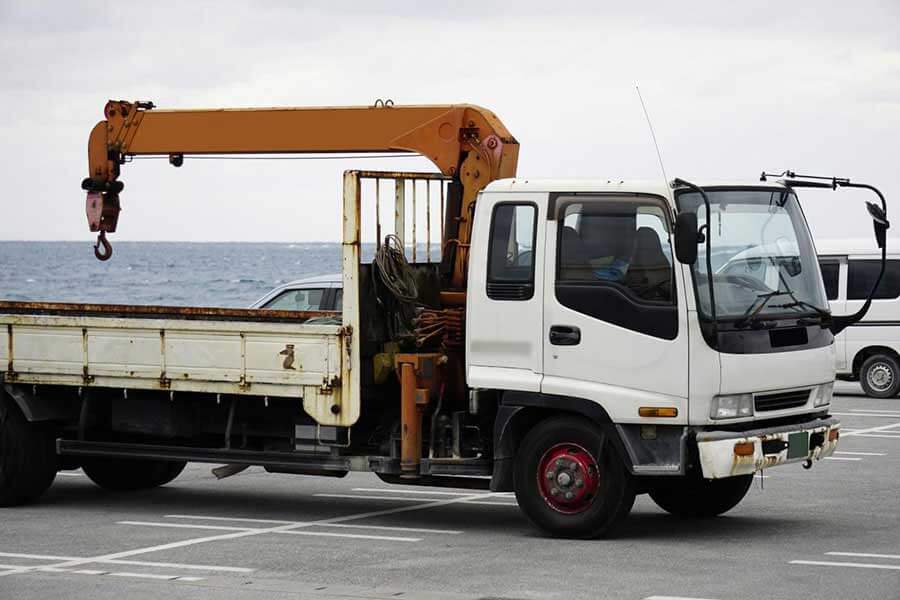 トラッククレーン ユニック車 とラフタークレーンの違いは サイズ 特徴 必要な免許などを紹介