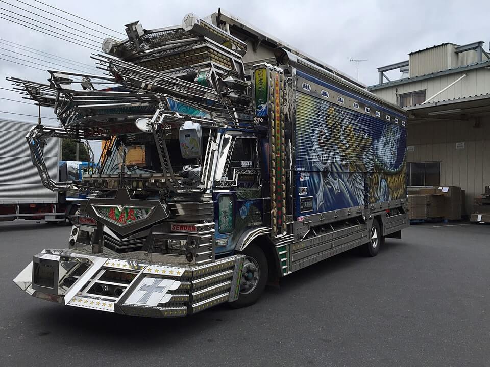 デコトラ徹底解説 新車 中古車価格や購入先 車検事情について紹介 デコトラ徹底解説 新車 中古車価格や購入先 車検事情について紹介