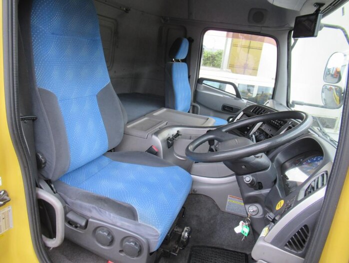 日産UD クオン 大型 ウイング エアサス ベッドの中古トラック画像3