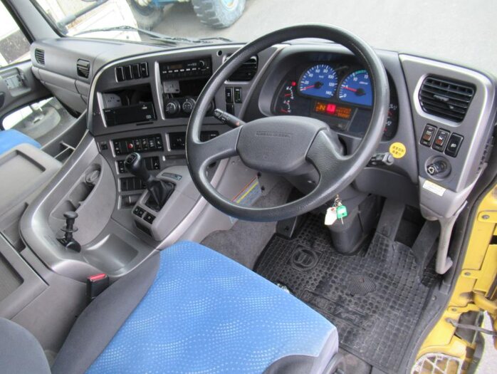 日産UD クオン 大型 ウイング エアサス ベッドの中古トラック画像4