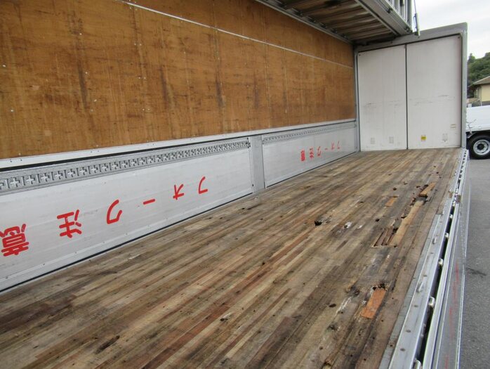日産UD クオン 大型 ウイング エアサス ベッドの中古トラック画像9