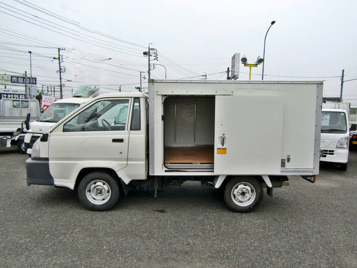 トヨタ タウンエース 小型 冷凍冷蔵 中温 床ステン｜画像2