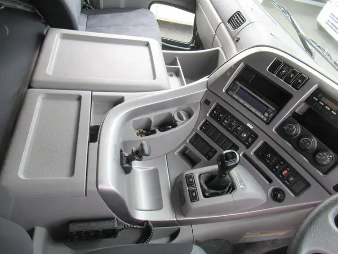 日産UD クオン 大型 ウイング エアサス ベッドの中古トラック画像6