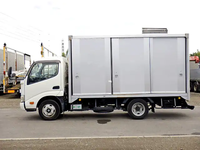 トヨタ ダイナ 小型 アルミバン サイドドア TKG-XZU645の中古トラック画像2