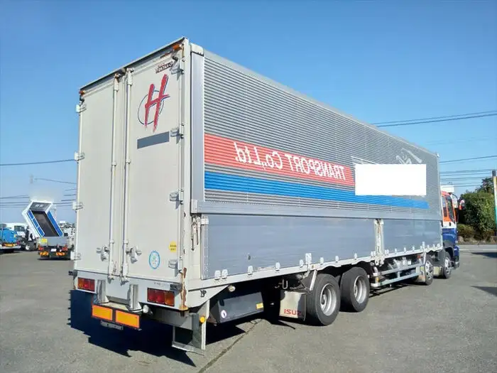 いすゞ ギガ 大型 ウイング エアサス ベッドの中古トラック画像4