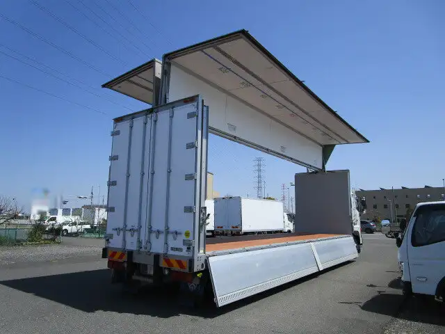 日野 プロフィア 大型 ウイング エアサス ベッドの中古トラック画像2