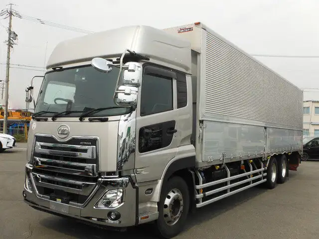 日産UD クオン 大型 ウイング 床鉄板 ベッドの中古トラック画像1